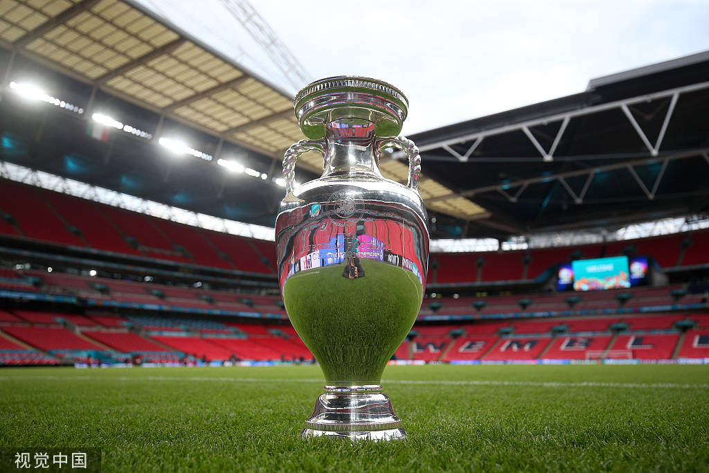 高清图:大腕登场!德劳内杯亮相温布利大球场