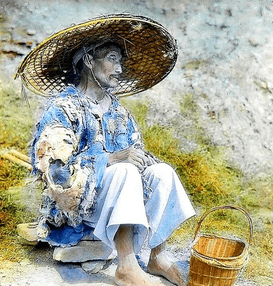 一组彩色老照片记录百年前中国老百姓的生活百态