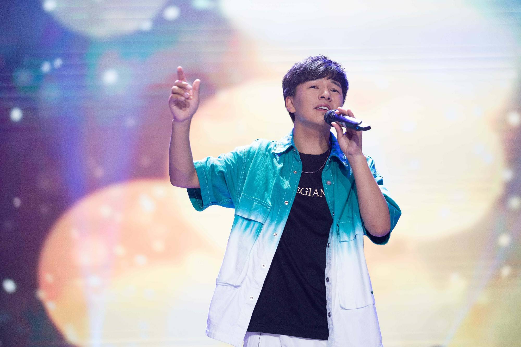 旦增尼玛在那东山顶上新歌首唱献唱音乐盛典为好声音学员加油助威