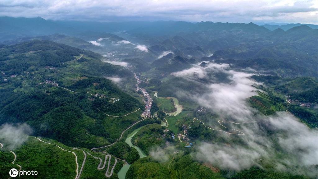 重庆酉阳土家族苗族自治县丁市镇境内晨雾飘渺