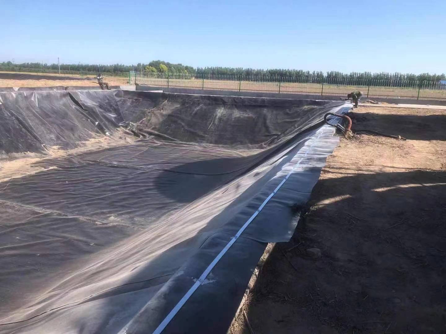 听完鱼虾养殖户的一番话才知道,原来防渗土工膜在鱼塘里发挥的作用还