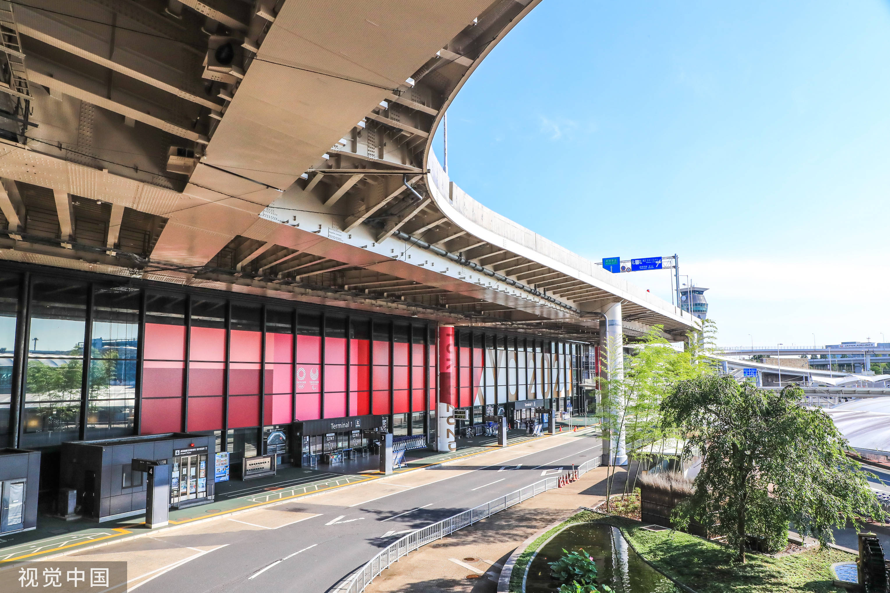 组图:大赛临近!东京成田机场赛事元素装扮丰富
