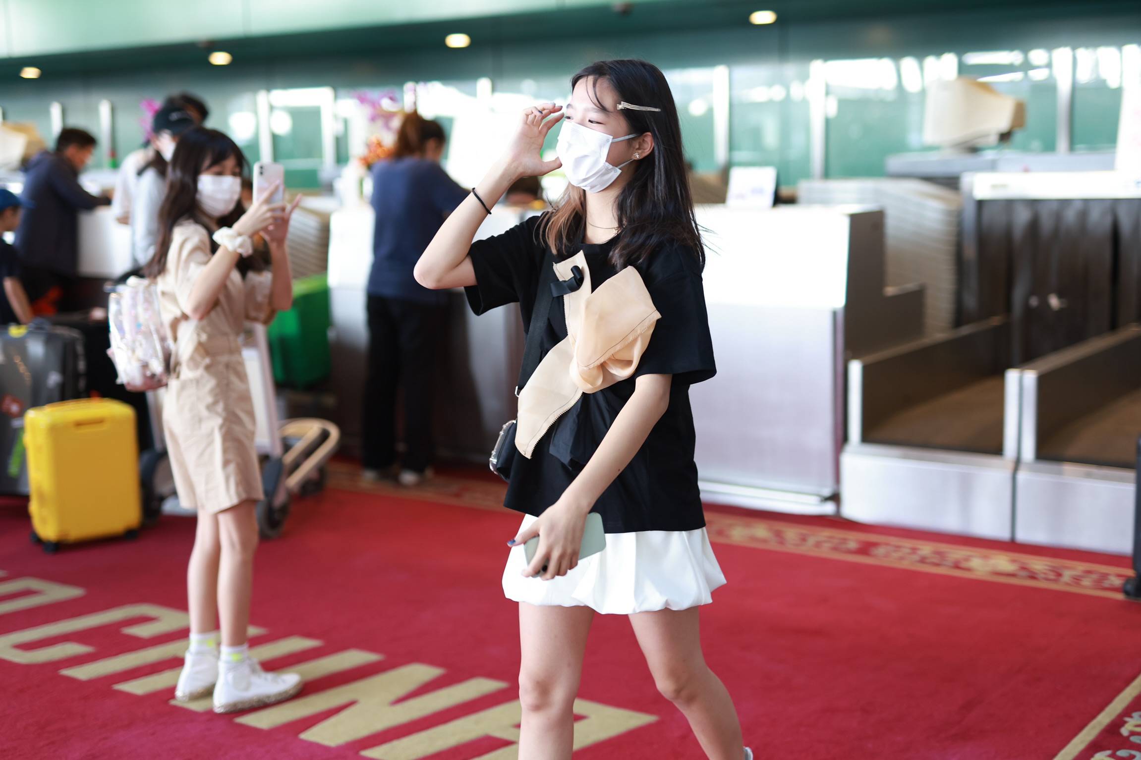 小女儿严稚棱挽着妈妈. 钟丽缇和二女儿严子晴十指紧扣.