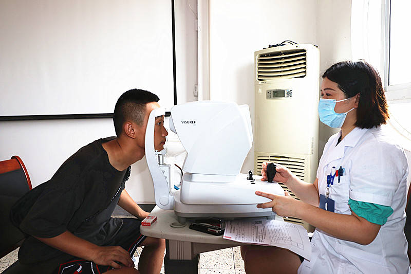 兴化市昭阳街道夏季征兵目测体检"火热"