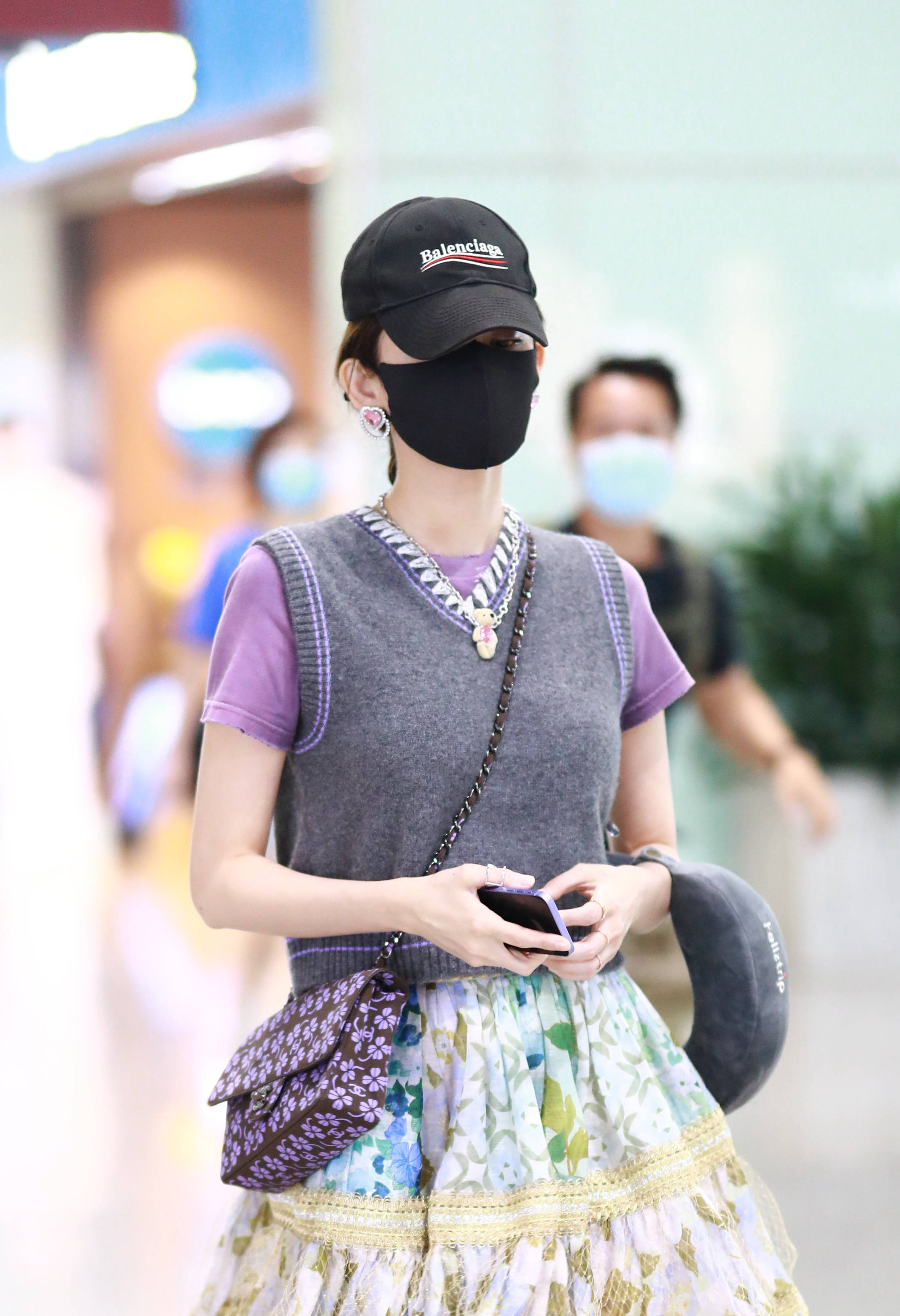 娜扎机场演绎夏日浪漫 香芋紫上装搭蓬蓬裙超甜