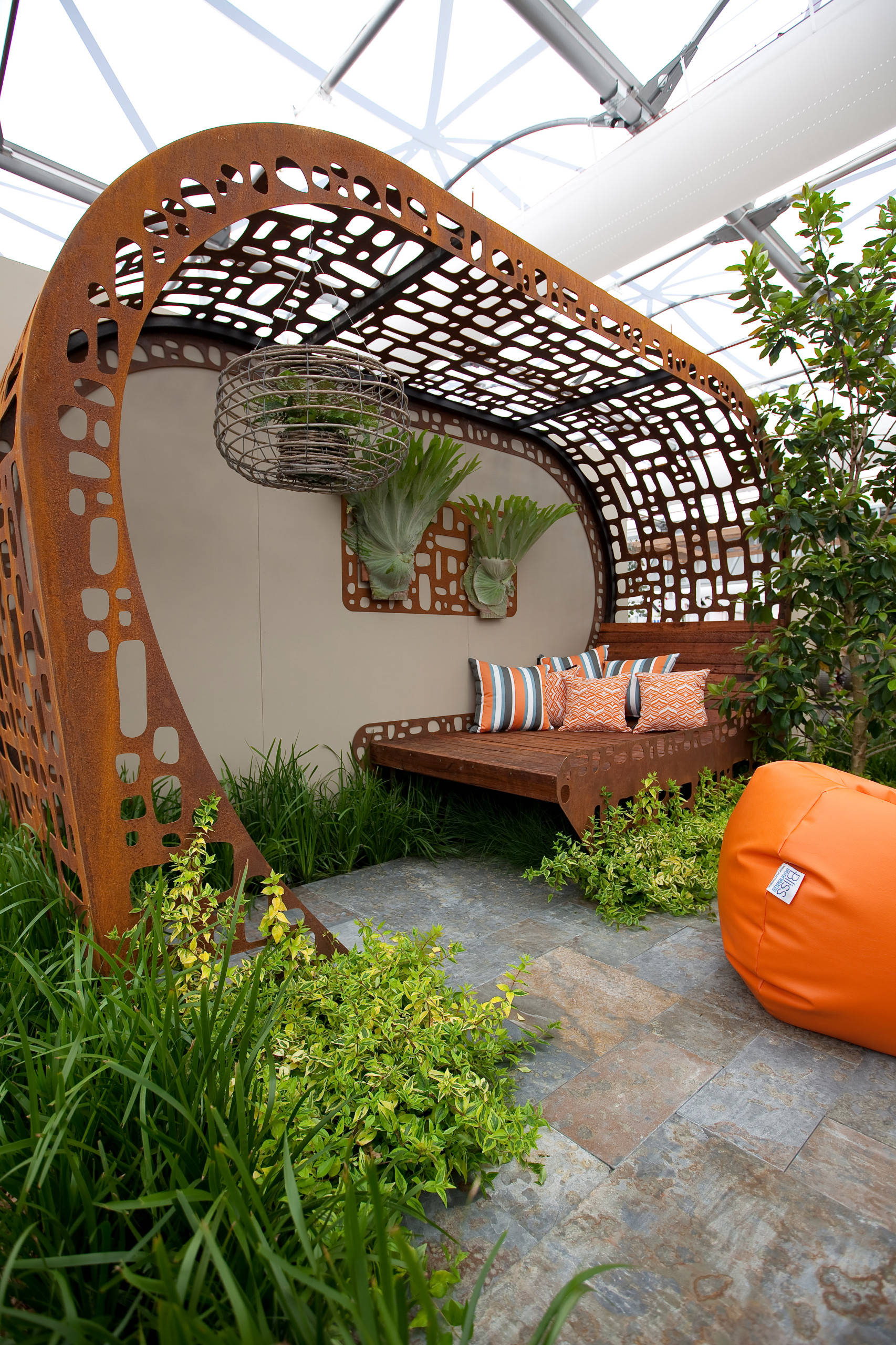 雕花耐候钢廊架,产生的不同视觉效果!