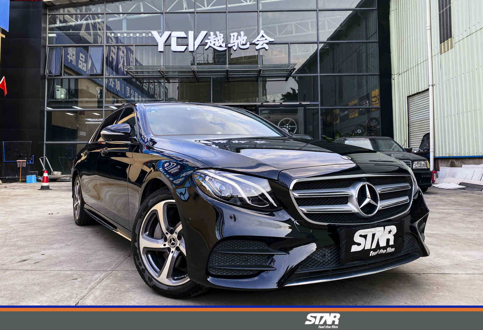 奔驰e300改色pet钢琴黑 贴完气质不一样