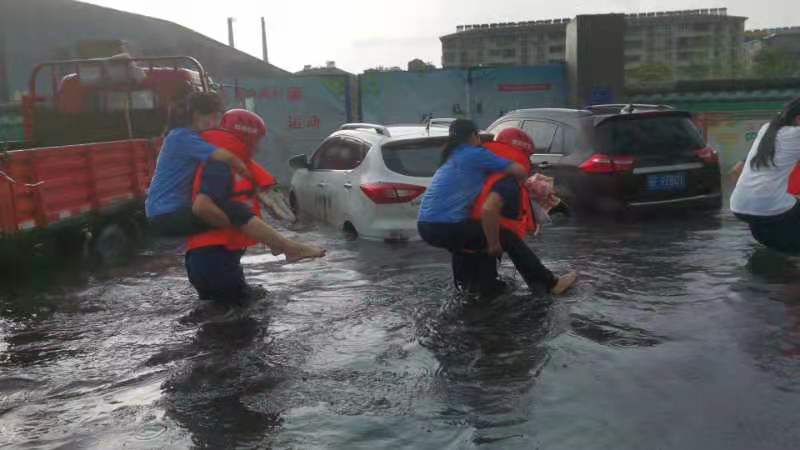 城市内涝车辆被淹襄阳消防紧急救援