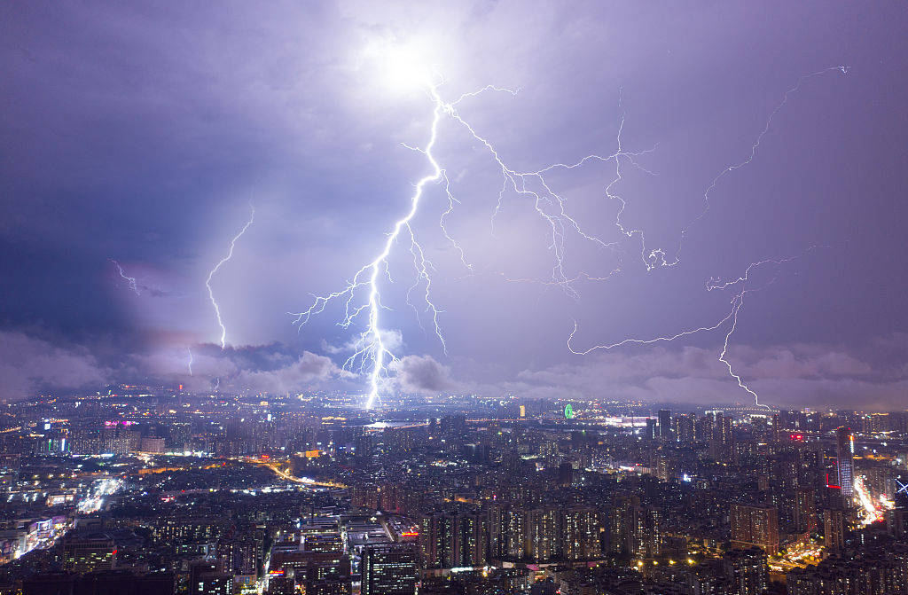 广州迎来雷暴天气 闪电划过城市上空