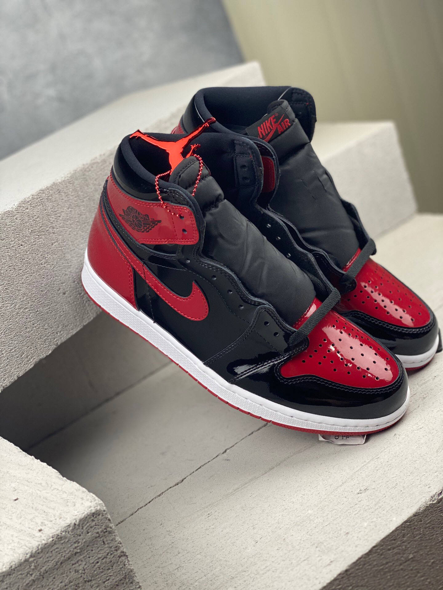 乔丹黑红airjordan1ogbredpatent高帮漆皮镜面篮球鞋评测