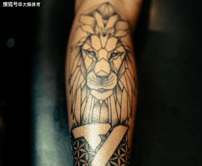 原创有意思特雷杨手臂新纹身是狮头有借鉴东契奇纹身的意思