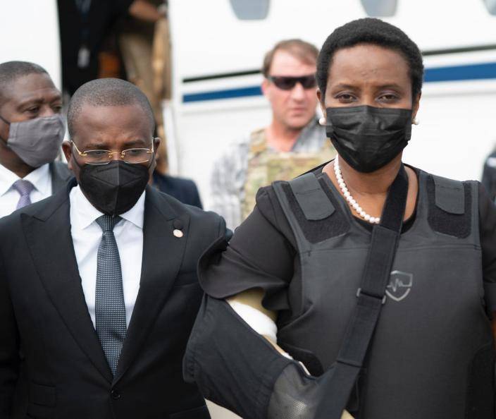 海地总统遗孀回国参加丈夫葬礼 右臂吊绷带身着防弹衣