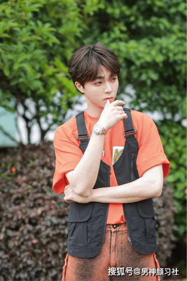 规矩|被誉为“漫画颜”，爱穿破洞裤的陈立农，如今也规矩穿衣了