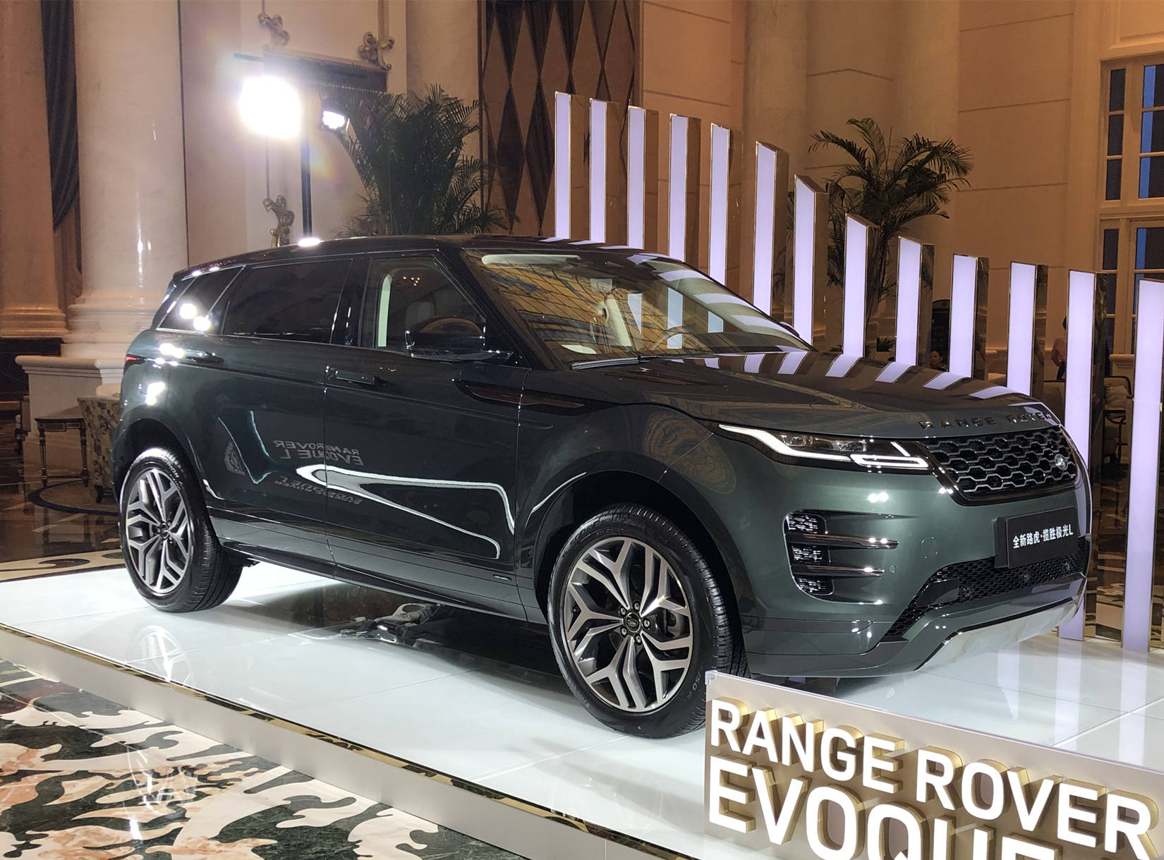 路虎揽胜极光l上市,售价38.98万起,有五款配置可选择_搜狐汽车_搜狐网