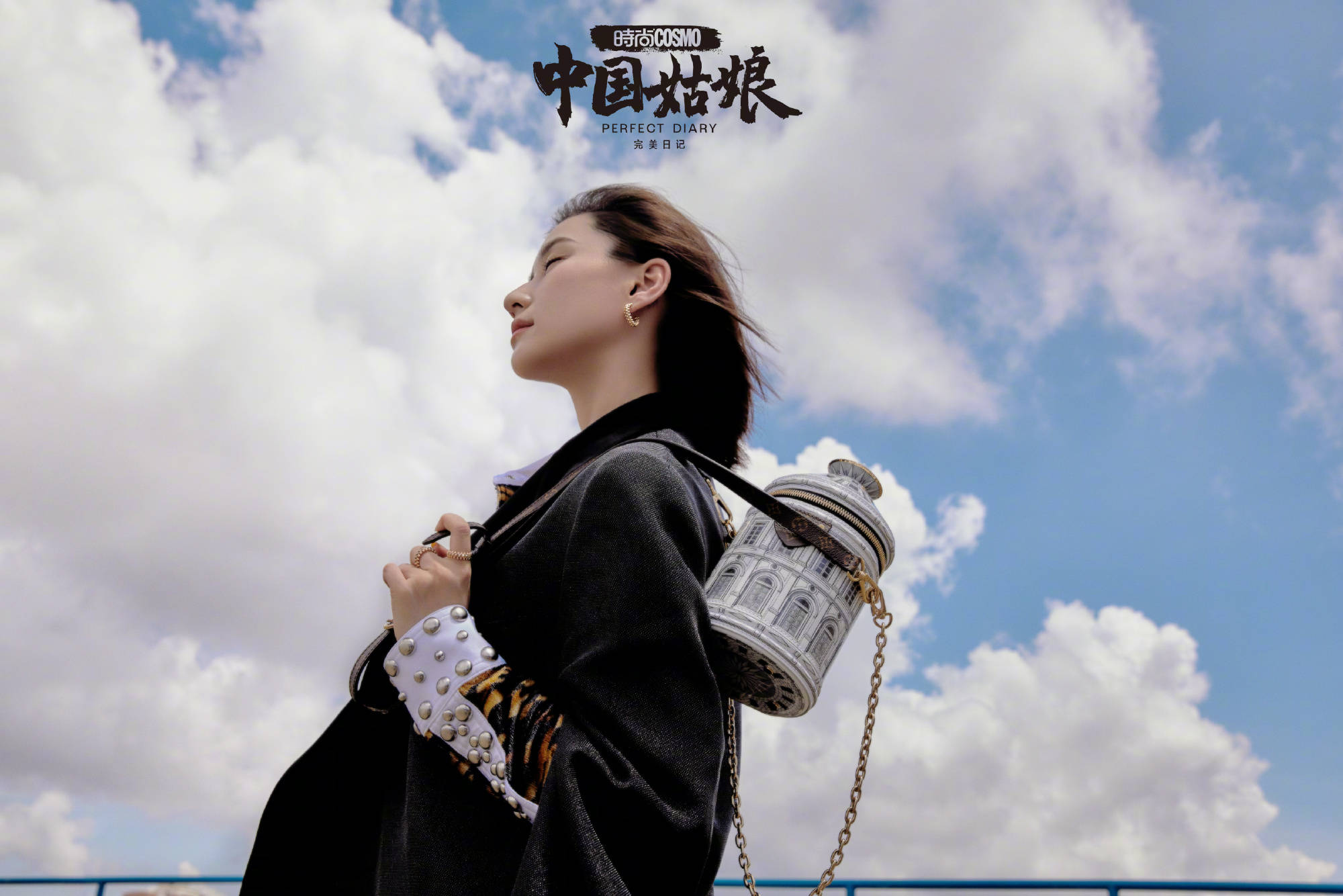 何超莲中国姑娘大片曝光 齐肩发配长裙温柔大方