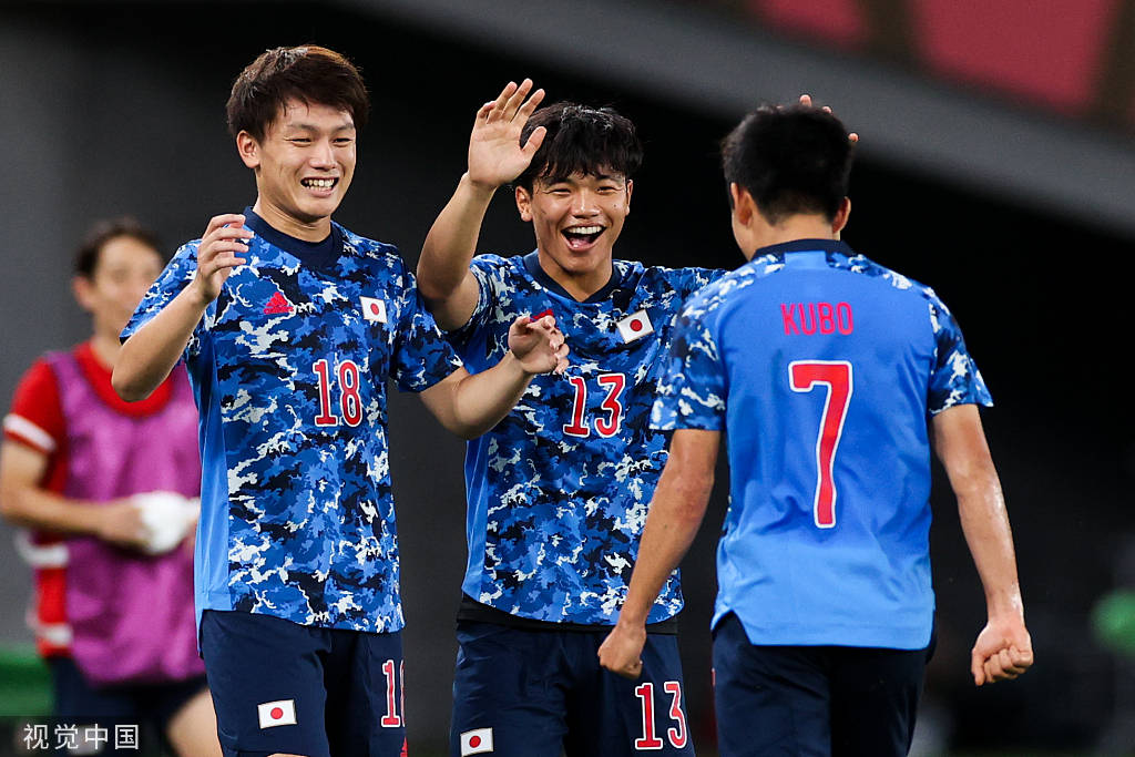 高清:奥运男足日本1-0南非 久保建英破门滑跪庆祝