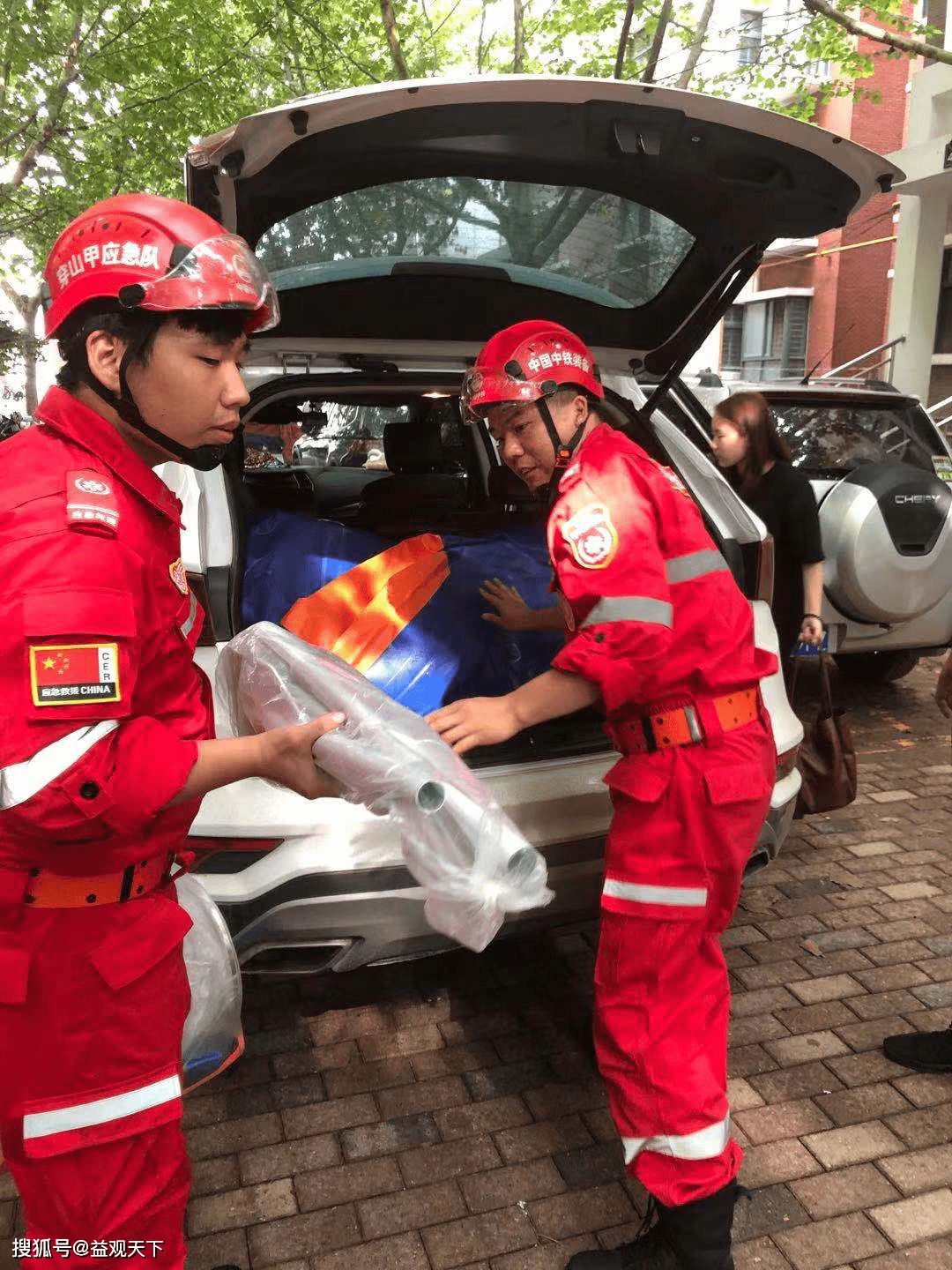救援郑州一线实录,世界顺风车日在行动(一)跳进污水救女孩,雨夜驰援白