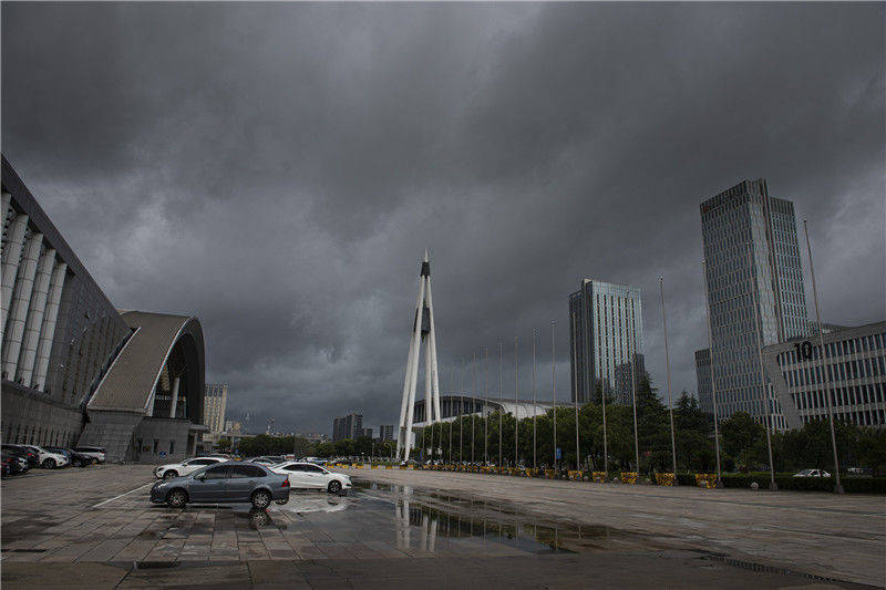 浙江宁波:台风"烟花"临近 天气变化无常