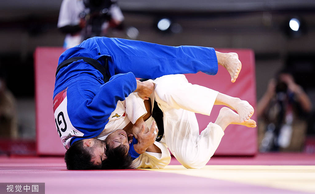 高清图:柔道男子66公斤级 阿部一二三庆祝夺冠