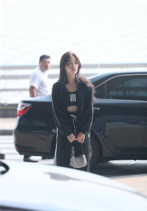 卫衣|虞书欣也太特别了,穿的衣服也挺奇怪的,又可爱又感性!