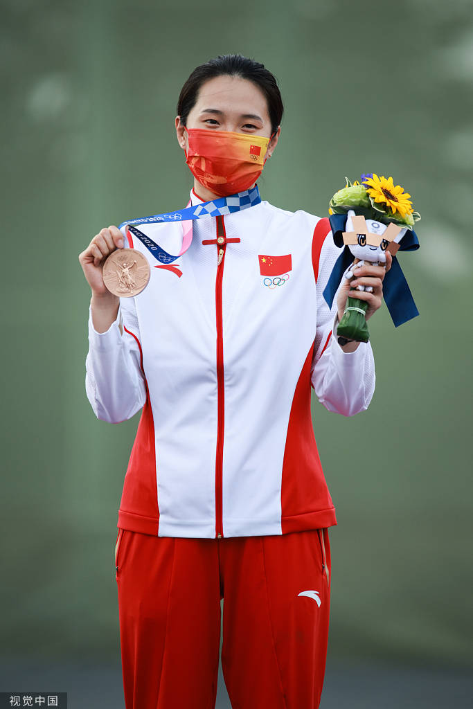 高清图:魏萌摘铜出席颁奖礼 展示奖牌合不拢嘴