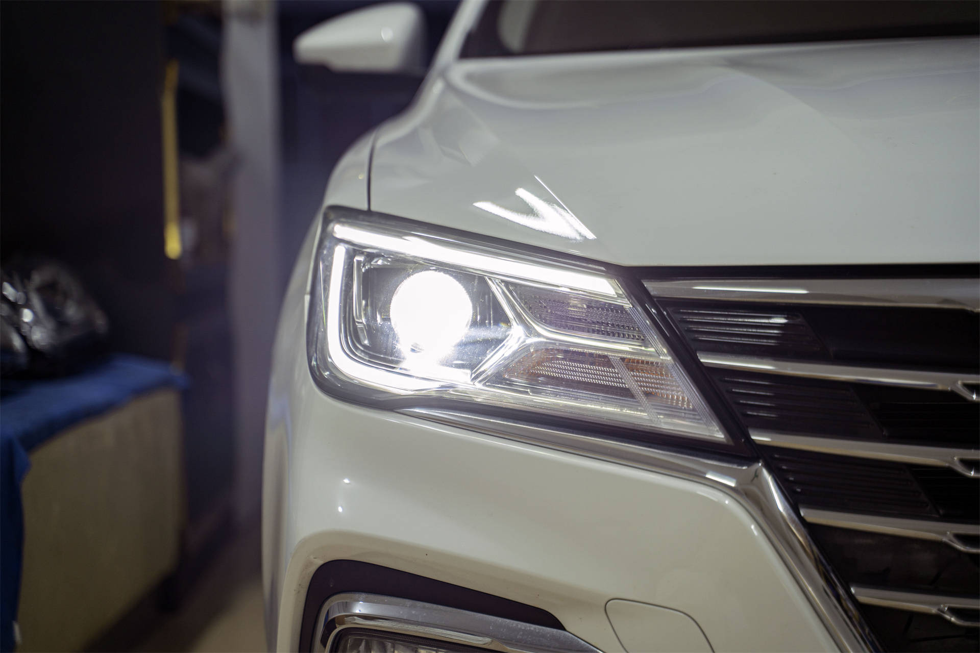 荣威i5广州改灯车灯升级激光大灯夜间跑高速不再有烦恼