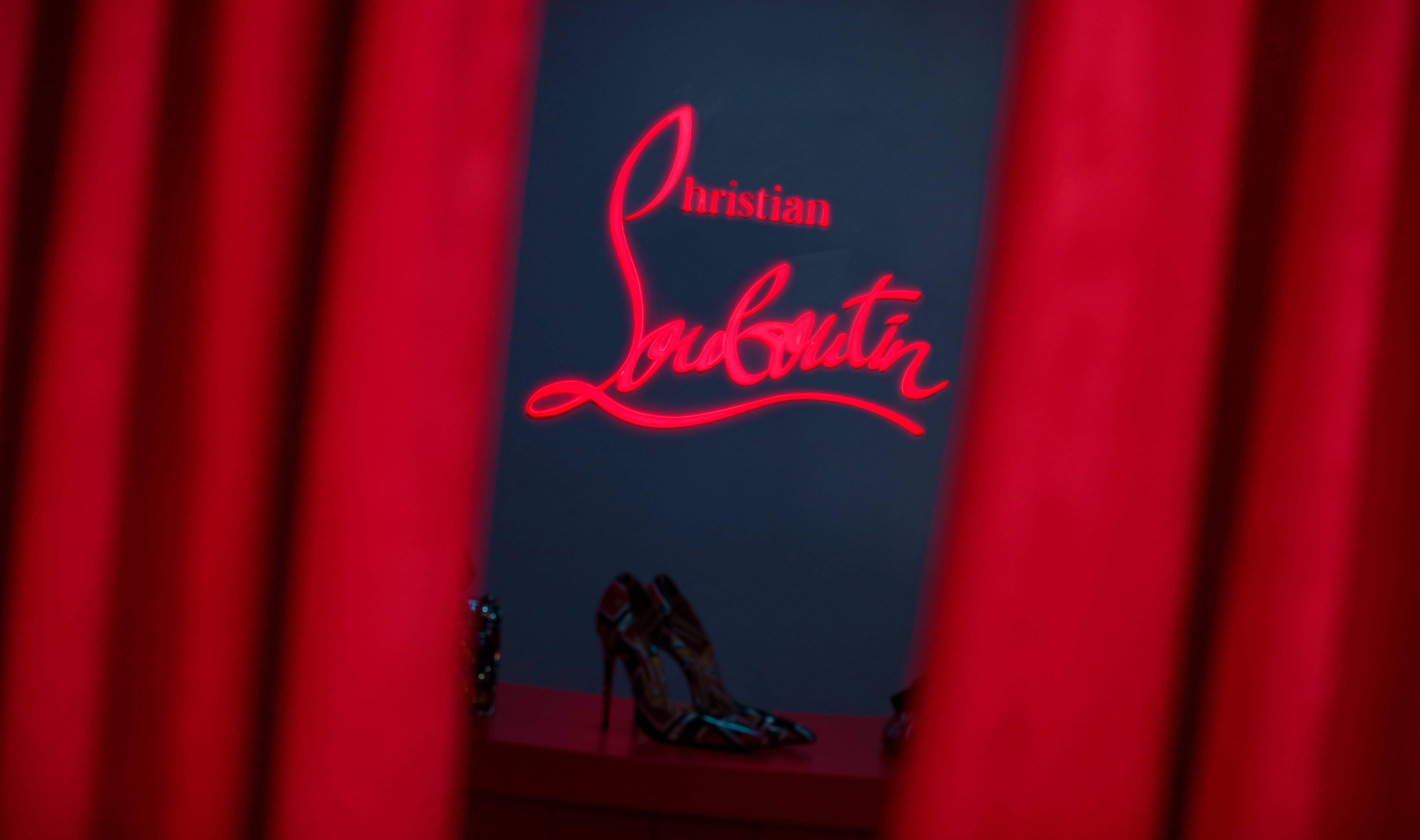 品牌|Christian Louboutin路铂廷携手品牌代言人王俊凯揭幕七夕情人节胶囊系列