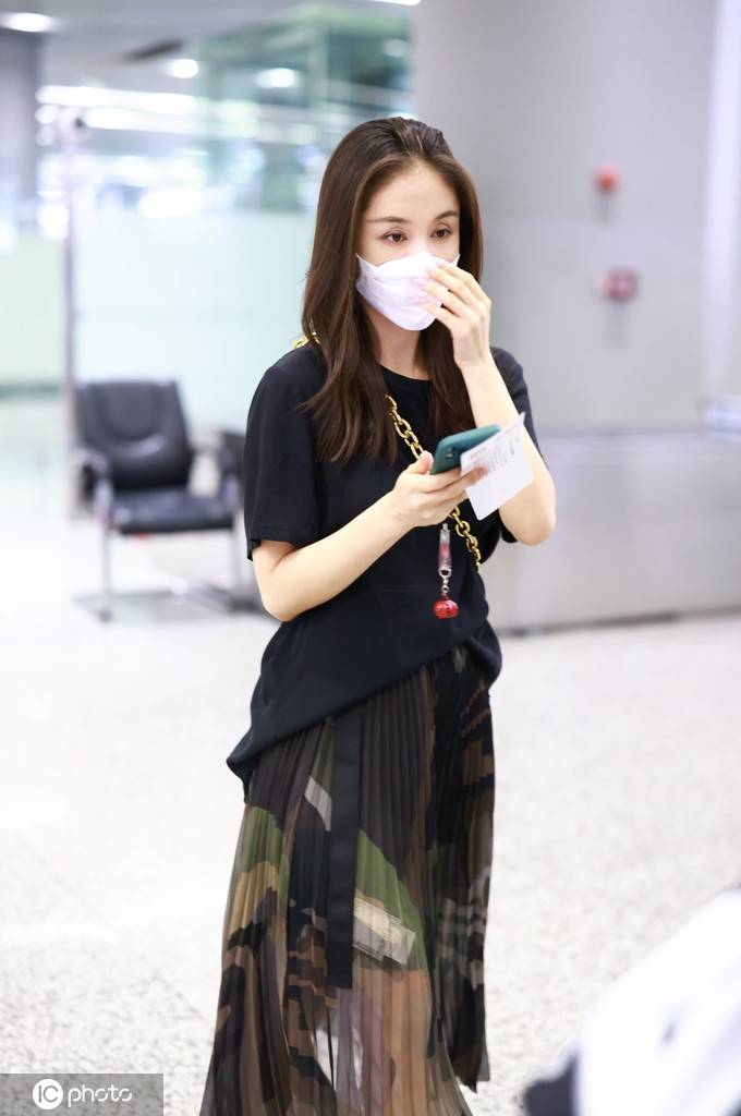 王子文身穿黑色t恤搭配百褶网纱半裙休闲舒适