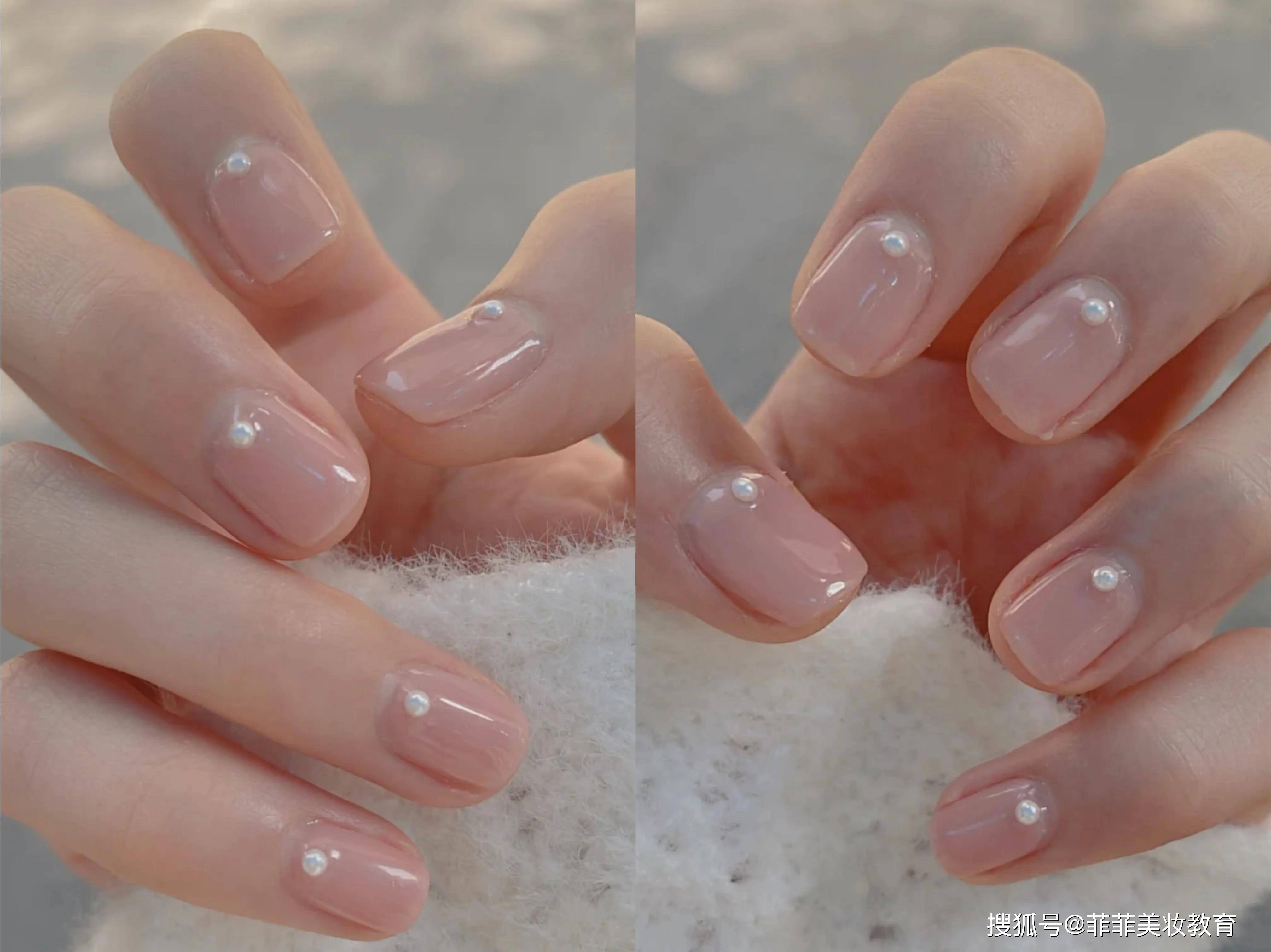 2021奥运首金获得者杨倩带着珍珠美甲美美的站上领奖台