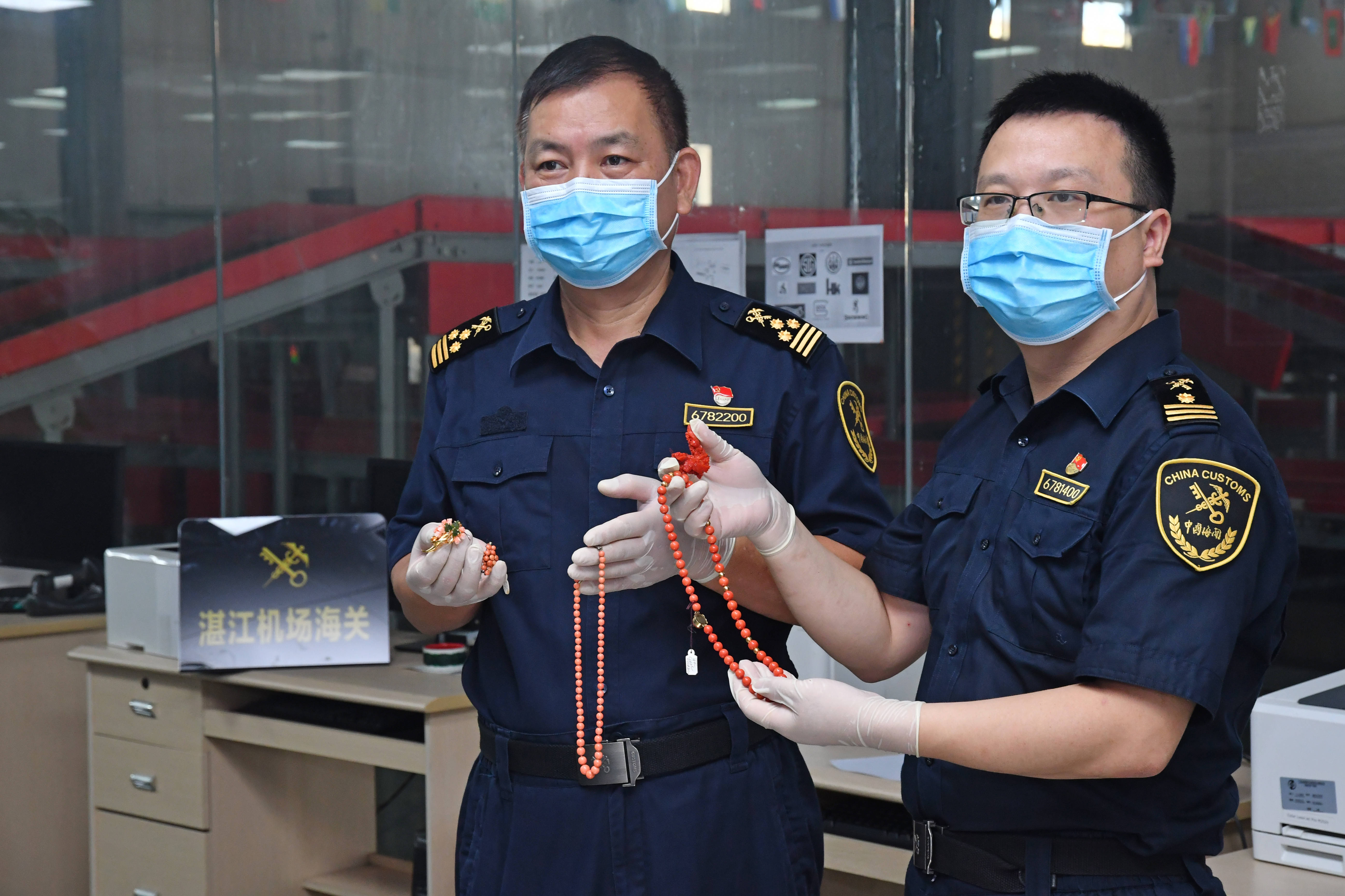 图为:湛江机场海关关员查获多件红珊瑚饰品