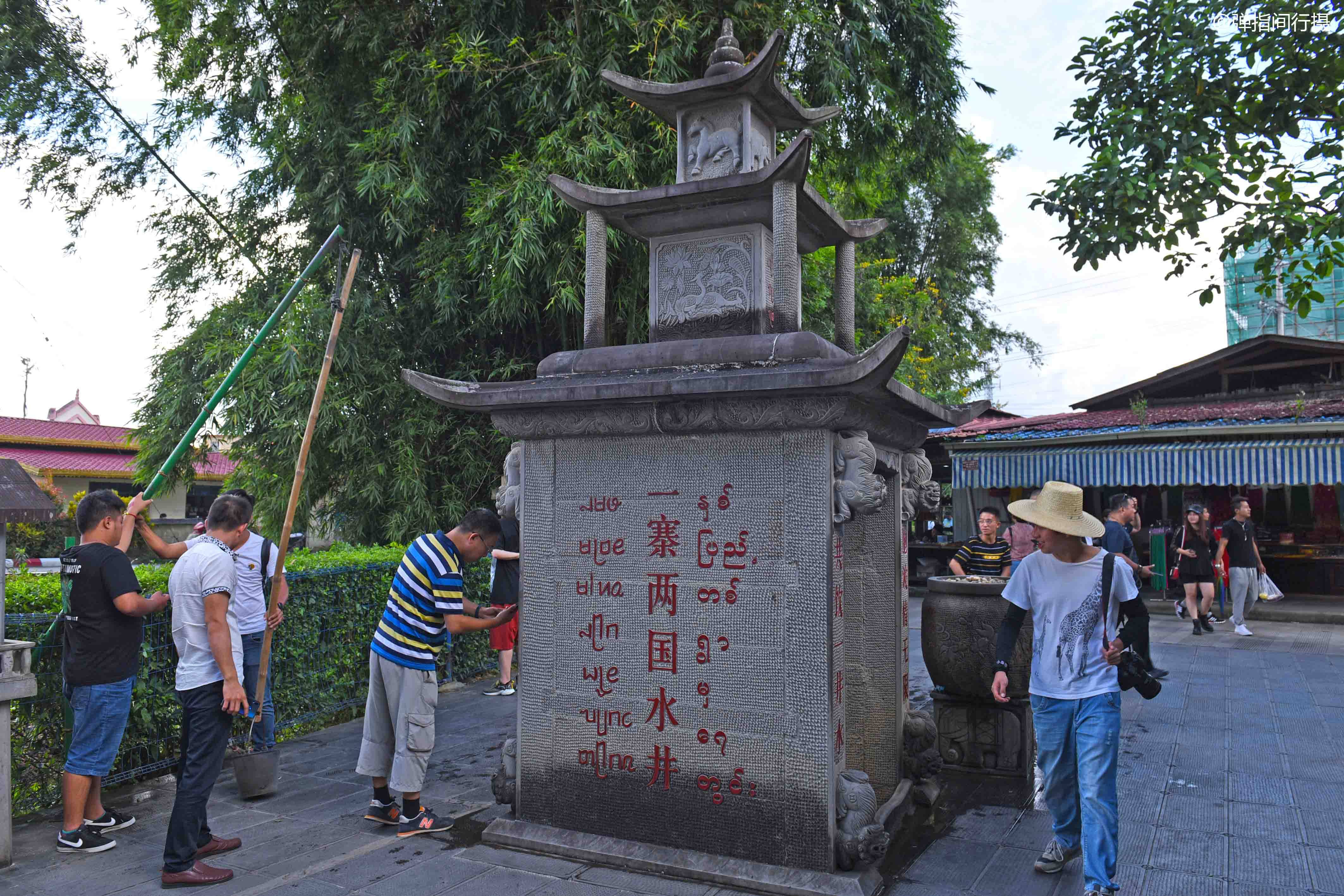 国境线|云南有个奇特村寨，一半在中国一半在缅甸，用玉石铺成国境线