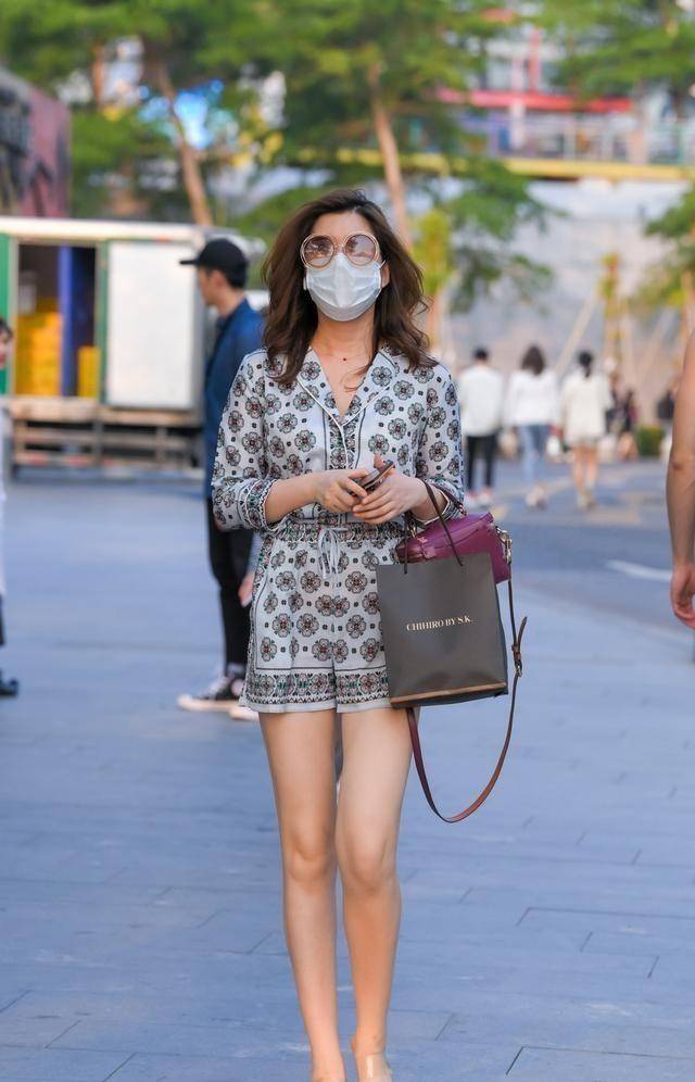 黑色|四月份的春天，很多美女选择裙子搭配，穿出淑女风格