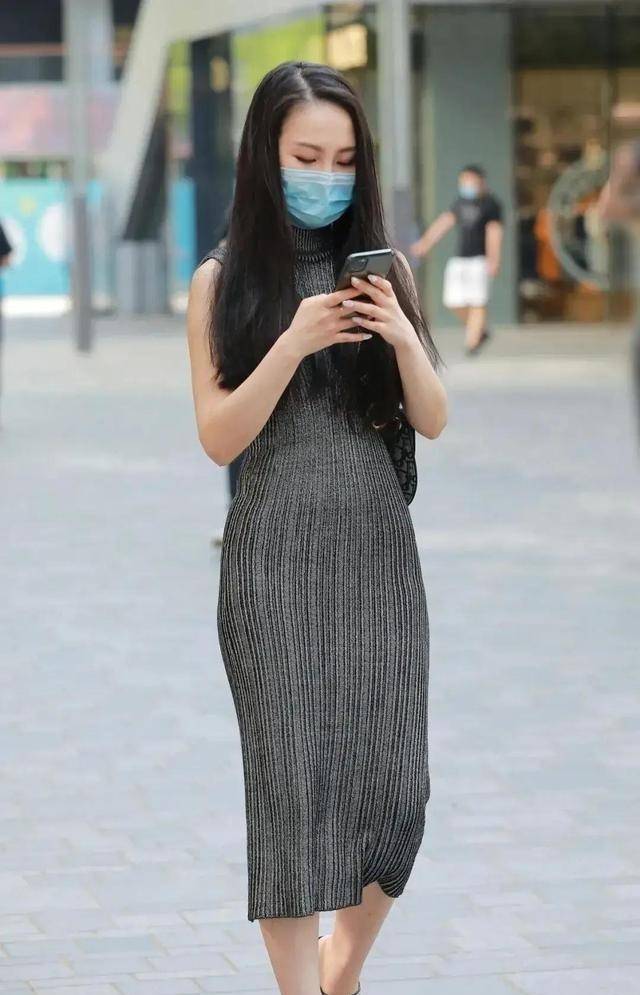 设计|束腰裤搭配黑色t恤，衣服的四角打结又帅气