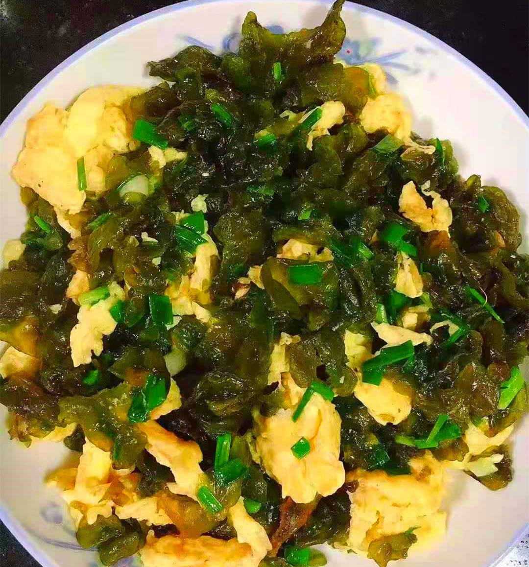 记忆最深的还是夏天雨后的地皮菜,我们这里也叫雀菜,地木耳,地衣菜