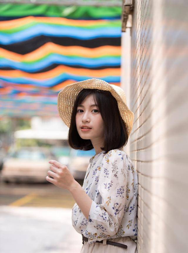 文章|清纯无比的碎花小衫，搭配一顶镂空凉帽格外惹人喜爱