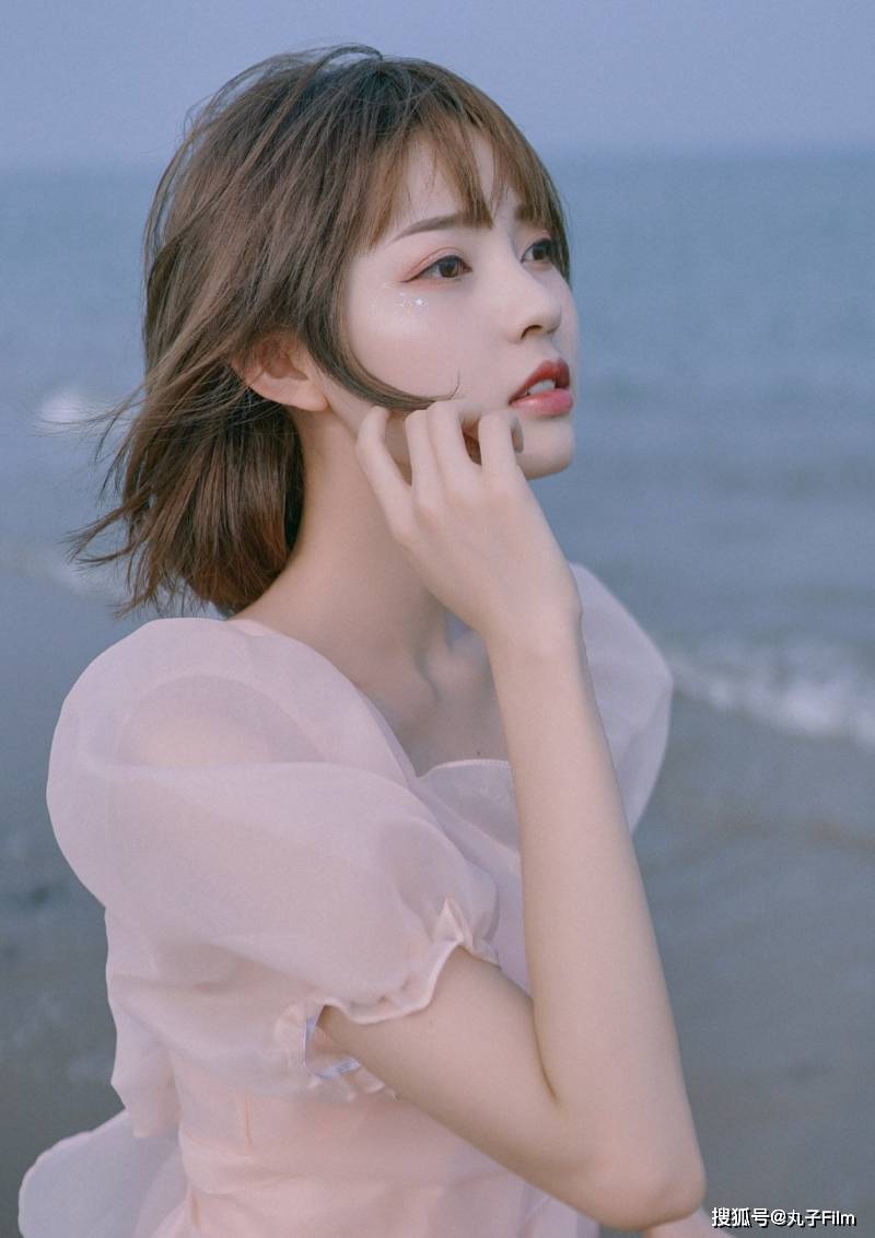 性感美女时尚写真短发少女粉色纱裙海边唯美随拍清纯甜美养眼迷人