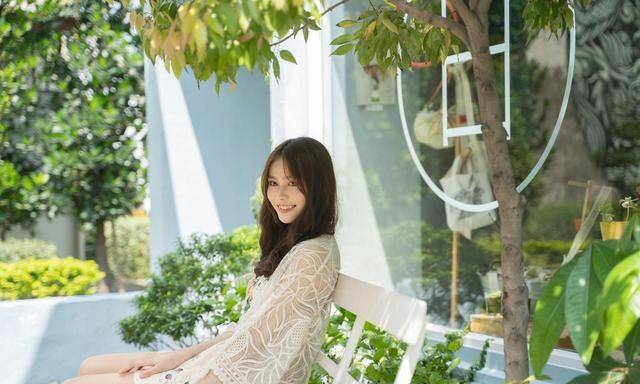 高跟鞋|长发美女吊带连衣裙外搭蕾丝小衫再配一双白色高跟鞋青春靓丽美
