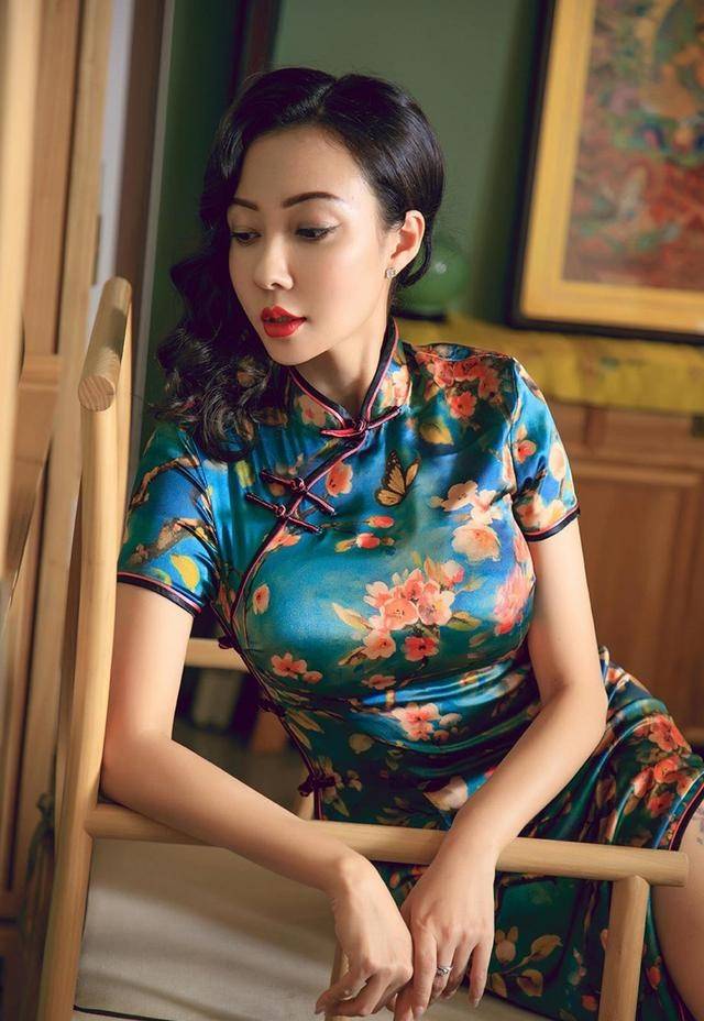魅力|旗袍不愧是有国粹之称，配上小姐姐绝美的容颜魅力无双，格外动人