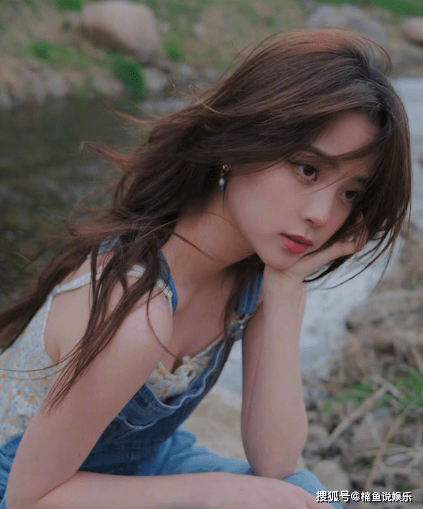 卫衣|21岁欧阳娜娜太会打扮了！轻熟女气质抢镜，长发飘飘好漂亮