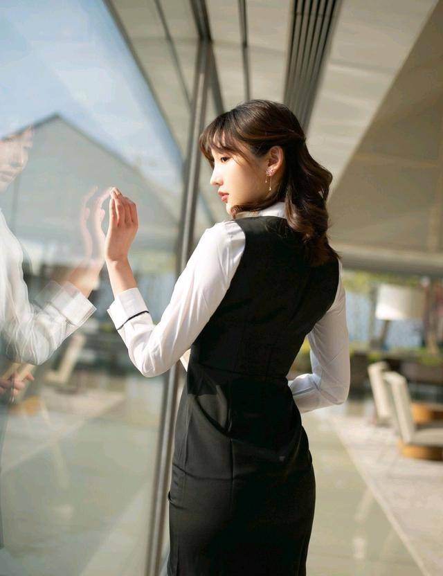 马甲|上班族气质穿搭：靓丽美女白色衬衫搭配黑色马甲裙时尚有气质