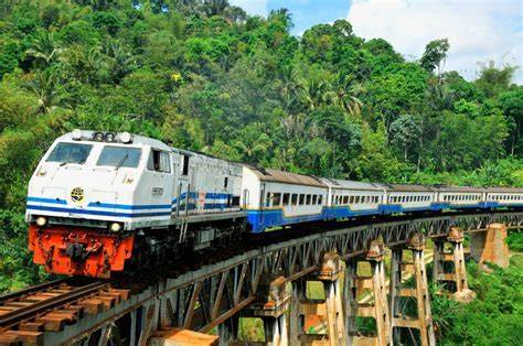 坐上火车游印尼：千岛之国的别样体验