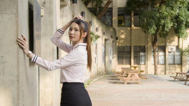 范的|粉色衬衫配黑色包臀裙充满职业范的同时又不失优雅时尚,美丽动人