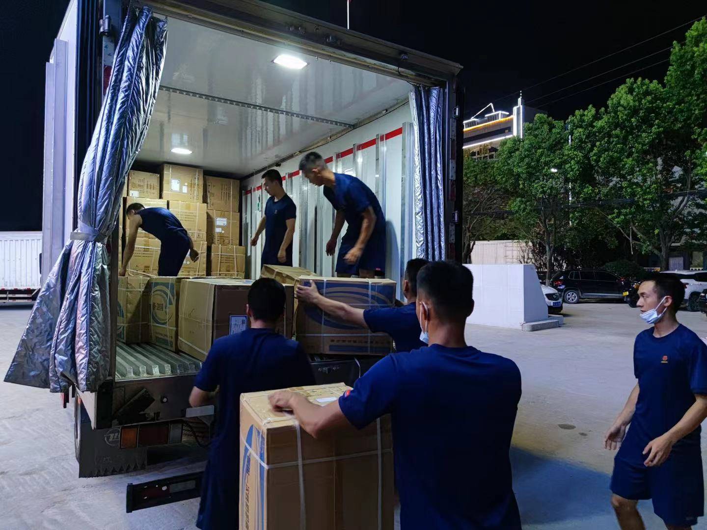 疫情就是命令红安县消防救援大队紧急搬运抗疫物资