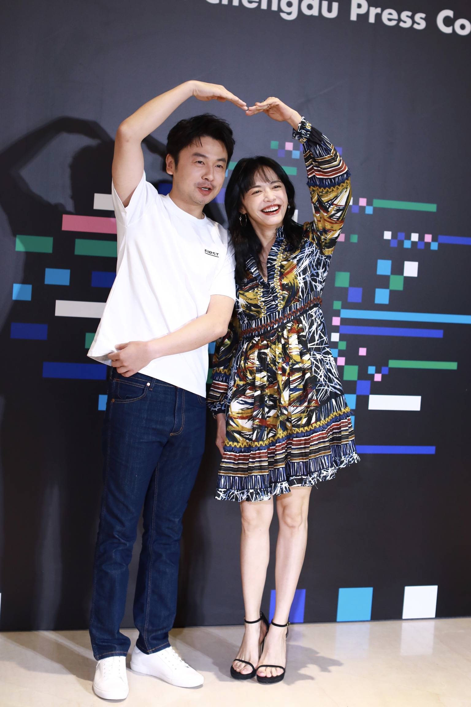 黄晓明亮相first影展清爽帅气姚晨雷佳音合体比心