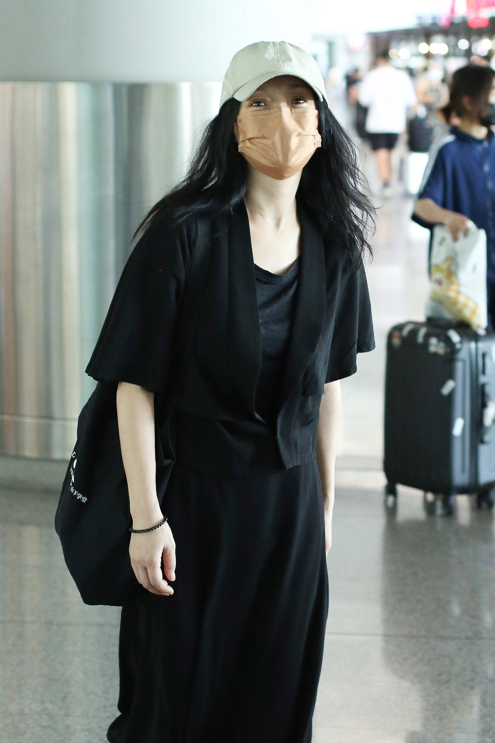 1/ 12 2021年8月2日,北京,周迅现身机场. 周迅遇镜头微笑挥手.