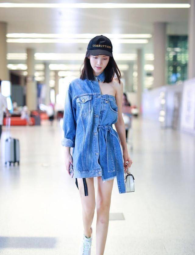 私下里|金晨私下里也跟走T台似的，穿牛仔外套还少一块布，看着真够个性