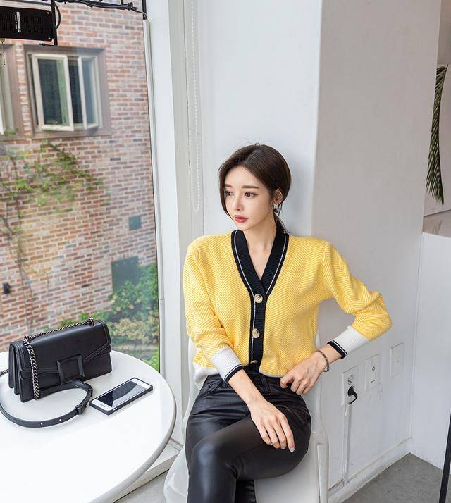 御姐|韩国模特孙允珠韩版淡黄色针织小开衫搭配修身九分小脚皮裤网拍