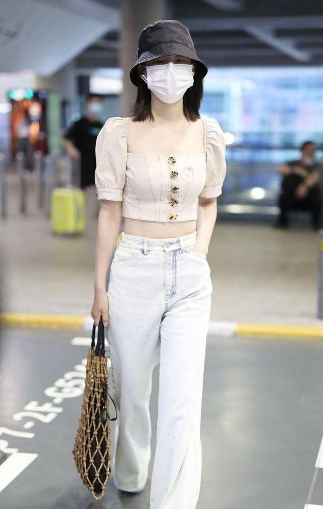 身材|李沁这造型真奇特,穿条“柱子裤”,感觉比张一山腿“粗”一圈