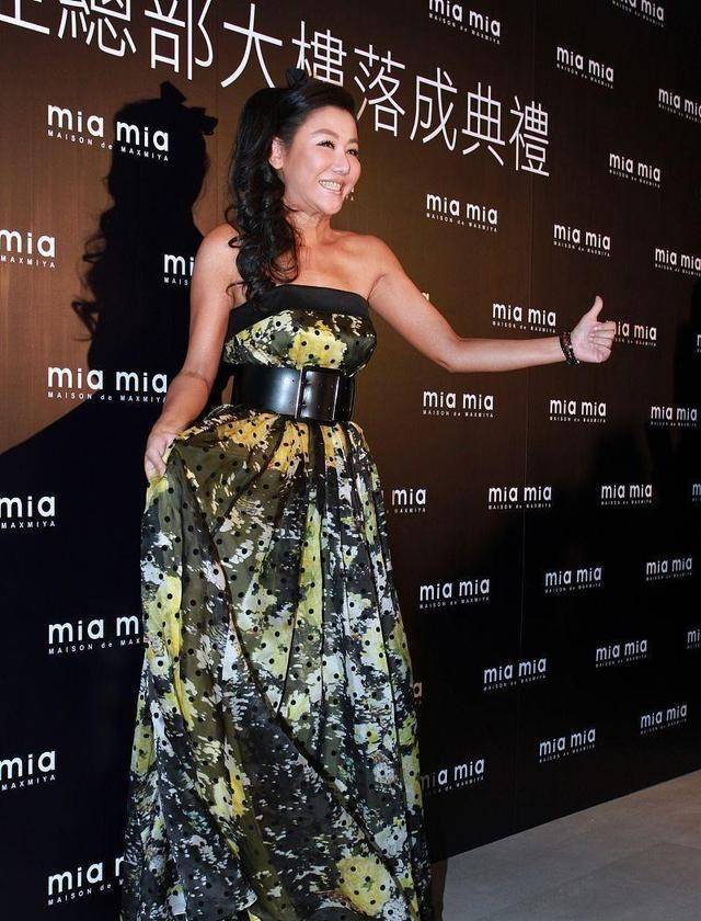 身材|蓝心湄真挺不服老的，一把年纪还要穿开叉裙秀身材，侧面真撩人