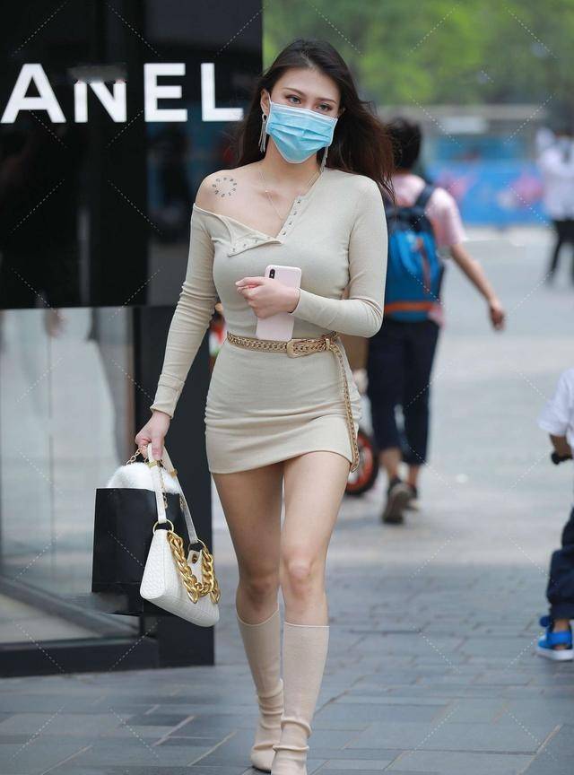 金色|卡其色连衣裙穿出成熟气质，金色腰带彰显高贵优雅，修身又时髦